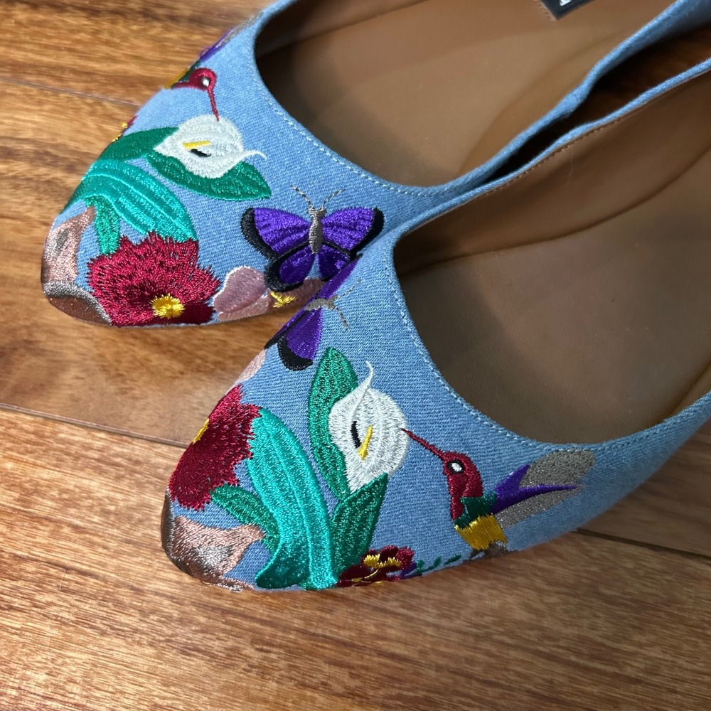 Nine West Suziella Blue Denim Embroidered Hummingbird‎ Floral Pointed Flats 8M - Picture 6 of 9
